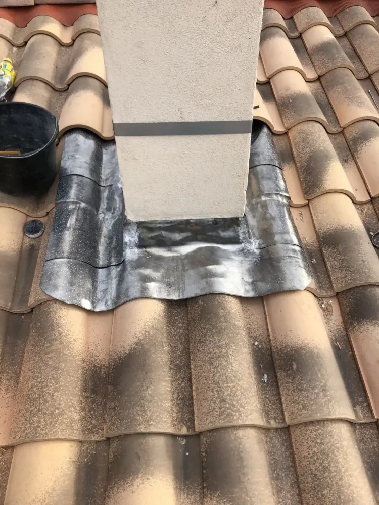 Protection tuile cheminee